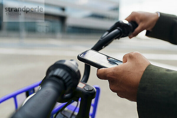 Geschäftsmann entsperrt Fahrrad per Smartphone