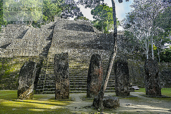 Mexiko  Campeche  Menhire stehen vor dem alten Maya-Tempel in Calakmul