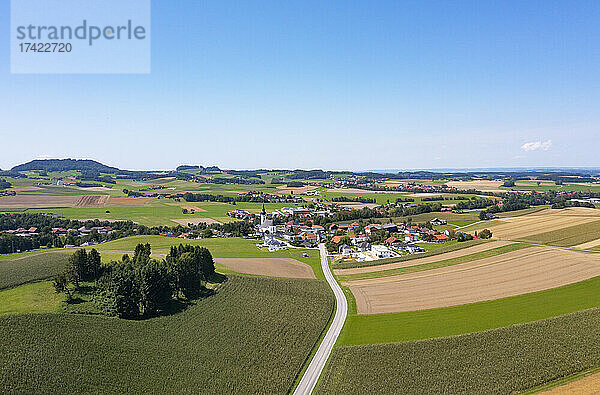 Österreich  Oberösterreich  Waldzell  Drohnenansicht eines ländlichen Dorfes und der umliegenden Felder im Sommer
