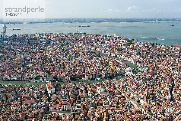 Italien  Venetien  Venedig  Luftaufnahme des Canal Grande und der umliegenden Gebäude im Sommer