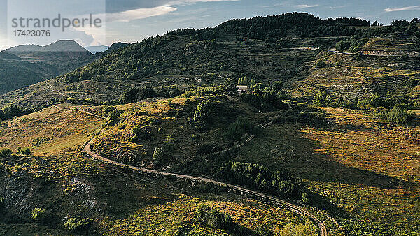 Luftaufnahme einer kurvenreichen Straße in den Pyrenäen