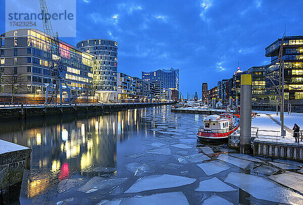 Deutschland  Hamburg  Eis schwimmt im HafenCity-Kanal im frühen Morgengrauen