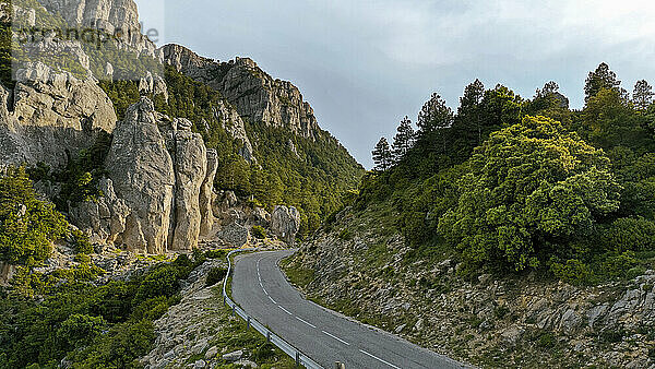 Leere Bergstraße am Ports de Tortosa-Beseit-Massiv