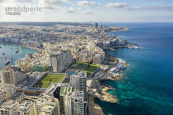 Malta  Zentralregion  Sliema  Luftaufnahme des Fußballplatzes  der Wohnungen und Hotels der Halbinsel Tigne Point