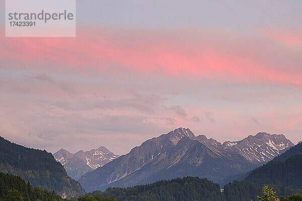 Gipfel der Allgäuer Alpen in stimmungsvoller Dämmerung