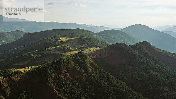 Drohnenansicht der bewaldeten Landschaft der Pyrenäen