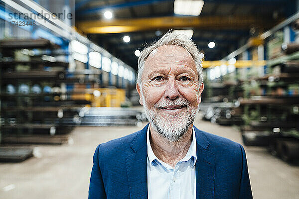 Lächelnder leitender Geschäftsmann in der Metallindustrie