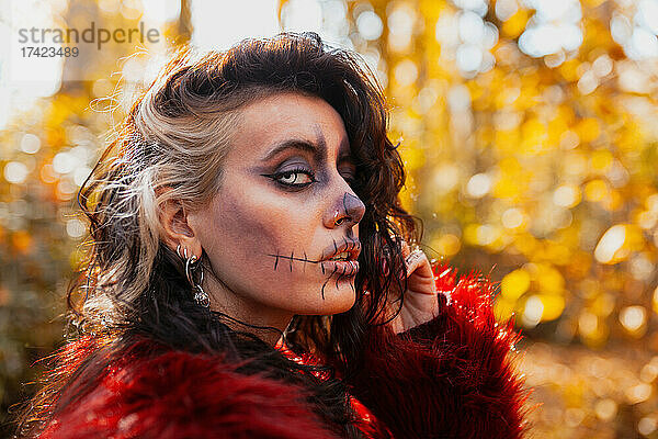Frau mit Halloween-Make-up im Wald