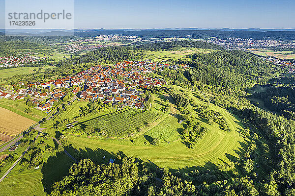 Deutschland  Baden-Württemberg  Drohnenansicht eines ländlichen Dorfes und der umliegenden Landschaft im Sommer