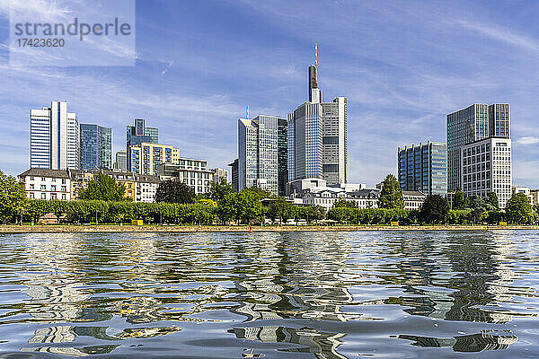 Deutschland  Hessen  Frankfurt  klare Oberfläche des Mains mit der Skyline der Stadt im Hintergrund