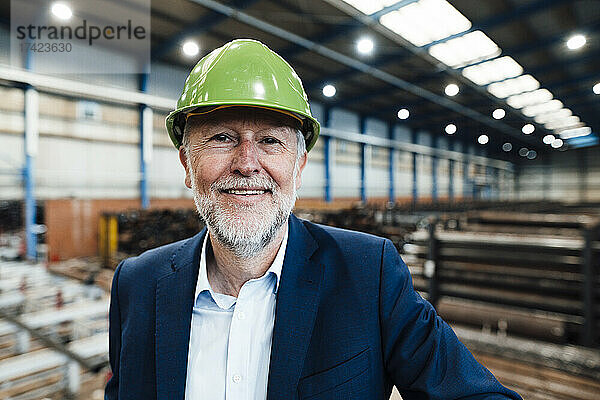 Männlicher Geschäftsführer mit Helm in der Metallindustrie