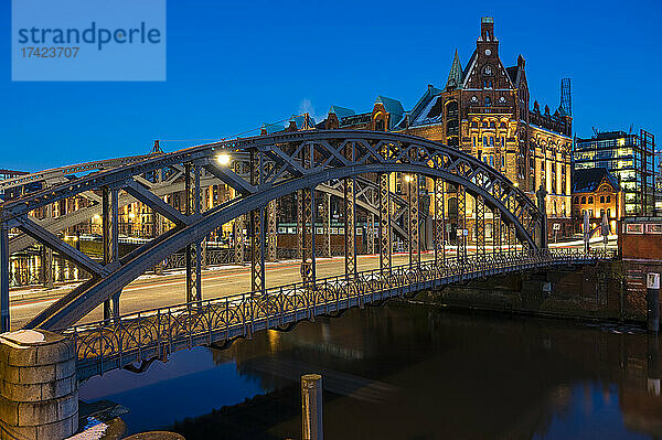 Deutschland  Hamburg  Brooksbrücke im historischen Speicherstadtviertel in der Abenddämmerung