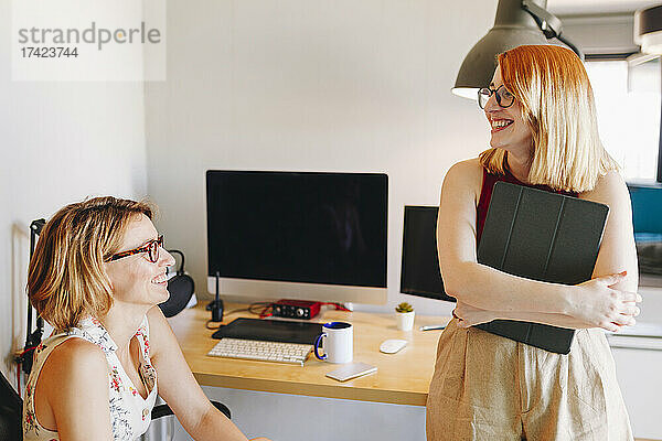 Geschäftsfrauen diskutieren im Heimbüro