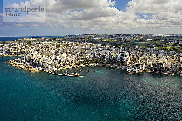 Malta  Nordregion  Saint Pauls Bay  Luftaufnahme von Wolken über der Küstenstadt