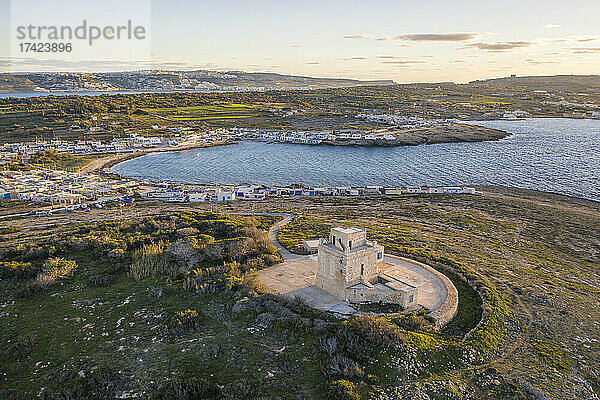 Malta  Nordregion  Mellieha  Luftaufnahme des Ahrax Tower und der Armier Bay in der Abenddämmerung