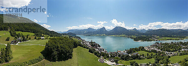 Panoramablick auf den Wolfgangsee in der Nähe der Bergkette an sonnigen Tagen  Abersee  Salzkammergut  Salzburg  Österreich