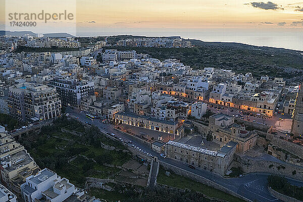 Malta  Nordregion  Mellieha  Luftaufnahme der Küstenstadt in der Abenddämmerung