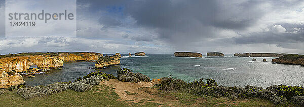 Meer unter bewölktem Himmel an der Great Ocean Road