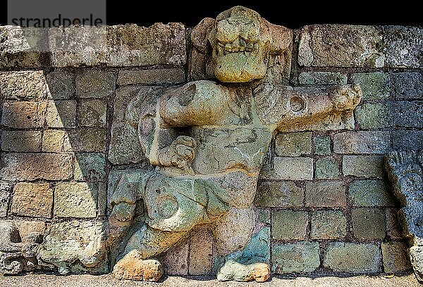 Lachender Jaguar  Steinfigur in Fassade  Ost-Plaza  Ruinen von Copan  Honduras  Mittelamerika