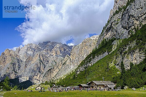 Ütia Scotoni  Scotoni Hütte  bei Capanna Alpina  Valparola Pass  Naturpark Fanes Sennes Prags  Gadertal  Abtei  Ladinien  Dolomiten  Südtirol  Italien  Europa