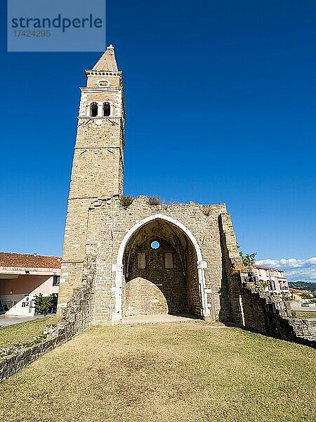 Kirche des heiligen Bernhardin  Cerkev sv. Bernardina  Ruine des ehemaligen Klosters aus dem 15. Jahrhundert  Portoroz  Istrien  Slowenien  Europa