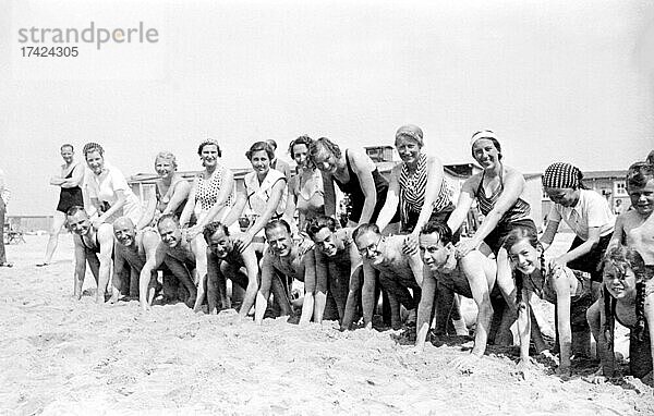 Gruppe mit Badenden am Strand  witzig  lachen  Sommerferien  Ferien  Lebensfreude  etwa 1930er Jahre  Ostsee  Usedom  Mecklenburg-Vorpommern  Deutschland  Europa