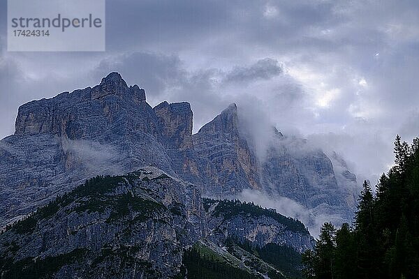 Lavarella und Conturines in Wolken  bei Capanna Alpina  Naturpark Fanes Sennes Prags  Gadertal  Abtei  Ladinien  Dolomiten  Südtirol  Italien  Europa