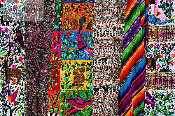 Farbenprächtige gewebte und bestickte Stoffe  Handwerkskunst  Guatemala  Mittelamerika