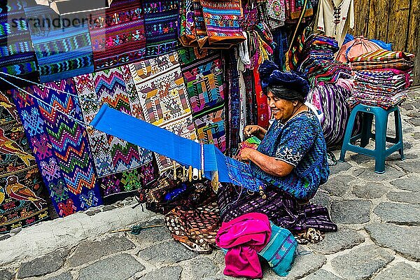Frau beim Weben mit Webstuhl  Handwerkskunst  Guatemala  Mittelamerika