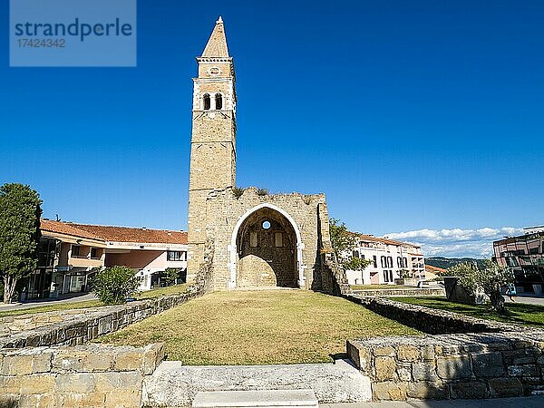 Kirche des heiligen Bernhardin  Cerkev sv. Bernardina  Ruine des ehemaligen Klosters aus dem 15. Jahrhundert  Portoroz  Istrien  Slowenien  Europa