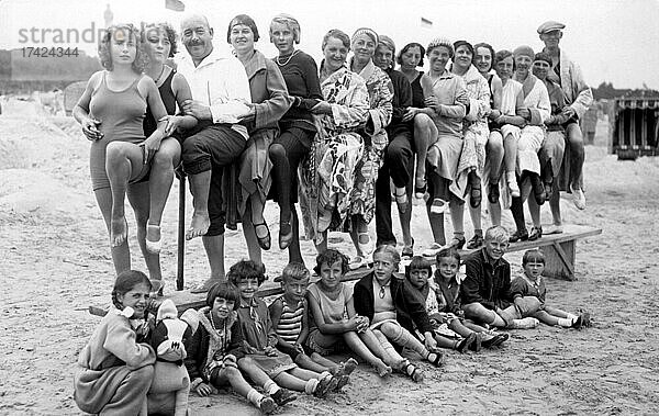 Gruppe mit Badenden am Strand  witzig  lachen  Sommerferien  Ferien  Lebensfreude  Ostsee  etwa 1930er Jahre  Binz  Rügen  Mecklenburg-Vorpommern  Deutschland  Europa