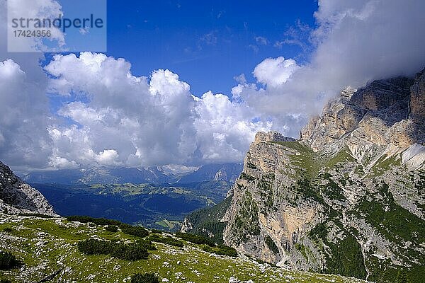 Vom L´ Gran Pian auf den Piz dles Conturines  am Col de Locia  bei Capanna Alpina  Naturpark Fanes Sennes Prags  Gadertal  Abtei  Ladinien  Dolomiten  Südtirol  Italien  Europa