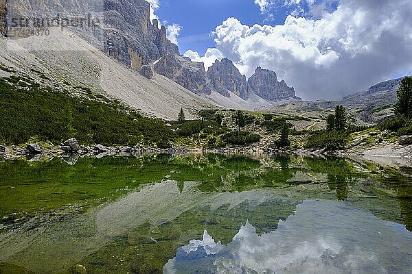 Lago di Lagazuoi  Lagacio  hinten großer und kleiner Lagazuoi bei Capanna Alpina  Valparola Pass  Naturpark Fanes Sennes Prags  Gadertal  Abtei  Ladinien  Dolomiten  Südtirol  Italien  Europa