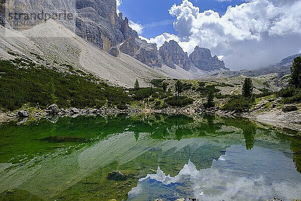 Lago di Lagazuoi  Lagacio  hinten großer und kleiner Lagazuoi bei Capanna Alpina  Valparola Pass  Naturpark Fanes Sennes Prags  Gadertal  Abtei  Ladinien  Dolomiten  Südtirol  Italien  Europa