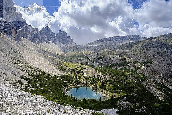 Aussicht von der Scharte Forc dl Lech auf den Lago di Lagazuoi  Lagacio  hinten großer und kleiner Lagazuoi bei Capanna Alpina  Valparola Pass  Naturpark Fanes Sennes Prags  Gadertal  Abtei  Ladinien  Dolomiten  Südtirol  Italien  Europa