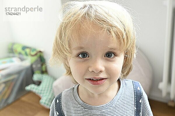 Kleiner  blonder Junge  4 Jahre  Portrait  Kinderzimmer  Baden-Württemberg  Deutschland  Europa