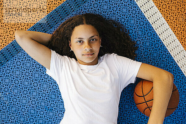 Direkt über dem Porträt eines Mädchens mit Basketball auf dem Spielfeld liegend