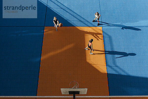 Direkt über der Aufnahme von Basketball spielenden Mädchen auf dem Sportplatz