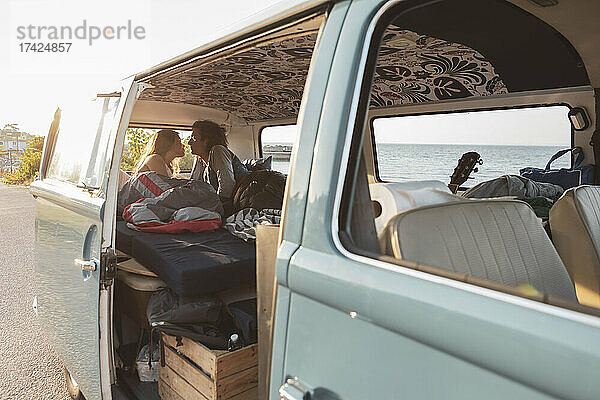 Junges Paar verbringt seine Freizeit in einem Van im Urlaub