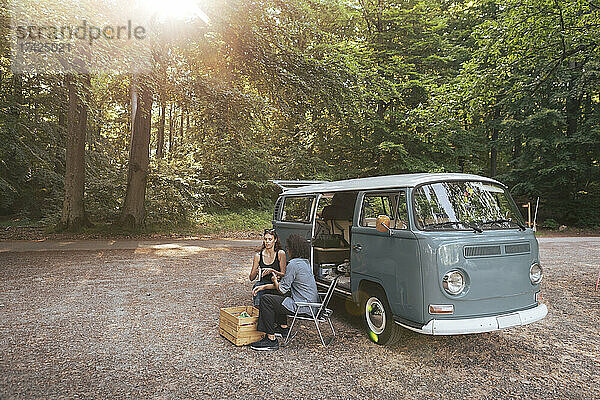 Männliche und weibliche Freunde verbringen ihre Freizeit in einem Campingwagen im Urlaub