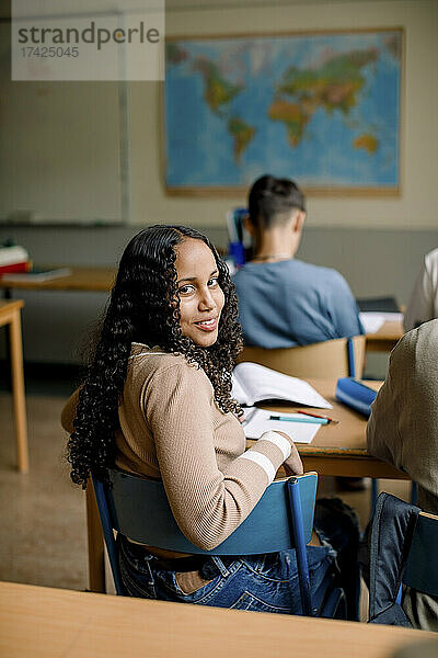 Porträt eines Mädchens im Klassenzimmer der Junior High