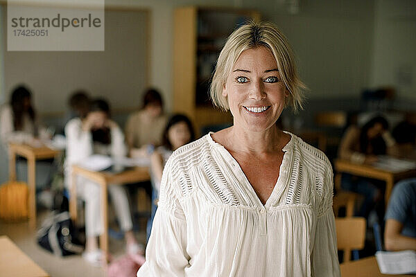 Porträt einer lächelnden Lehrerin im Klassenzimmer
