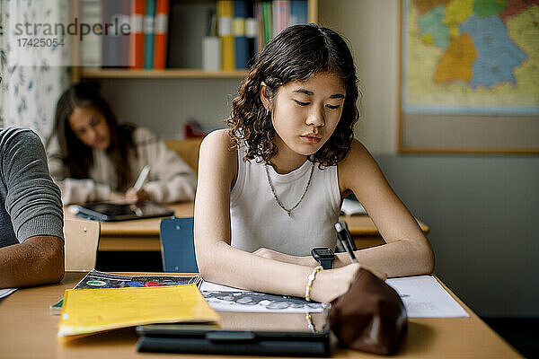 Teenager-Mädchen beim Lernen im Klassenzimmer der Junior High