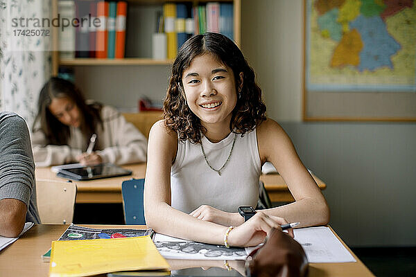 Porträt eines Teenagers im Klassenzimmer der Junior High