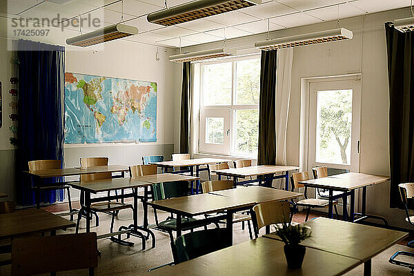 Tische und Stühle in einem Klassenzimmer einer High School