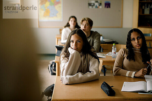 Jugendliche  die im Klassenzimmer unkonzentriert aussehen