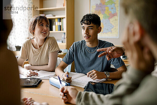 Männliche und weibliche Schüler lernen gemeinsam im Klassenzimmer einer High School