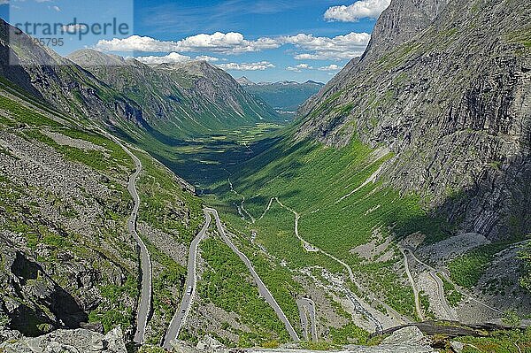 Bergstraße windet sich in Serpentinen den Berg hinauf  stele Berge  Sommer  Trollstigen  Andalsnes  Westnorwegen  Norwegen  Europa