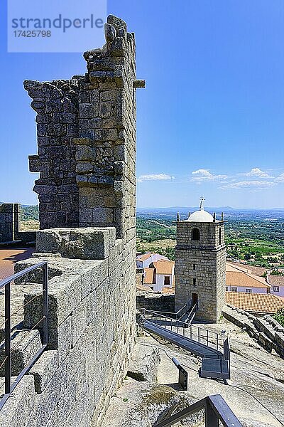 Schlossglocke und Uhrenturm  Castelo Novo  Historisches Dorf in der Serra da Estrela  Bezirk Castelo Branco  Beira  Portugal  Europa