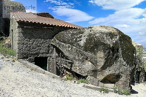 Alte Steinhäuser zwischen Felsen  Monsanto  Historisches Dorf um die Serra da Estrela  Bezirk Castelo Branco  Beira  Portugal  Europa